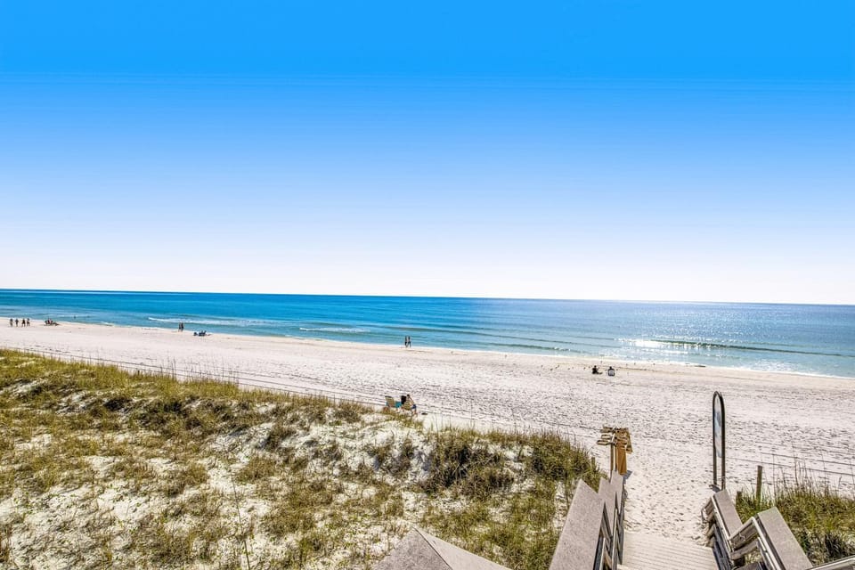 Pet-friendly condo near beach with pool balcony fine dining and shopping House in Miramar Beach