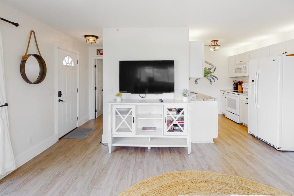 Pet-friendly condo near beach with pool balcony fine dining and shopping House in Miramar Beach