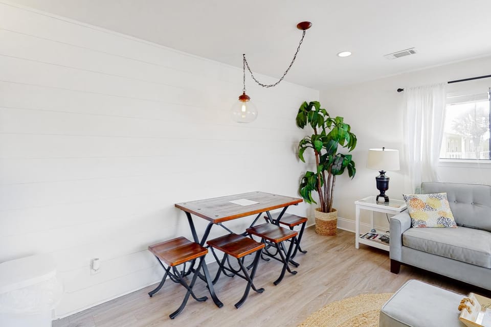 Pet-friendly condo near beach with pool balcony fine dining and shopping House in Miramar Beach