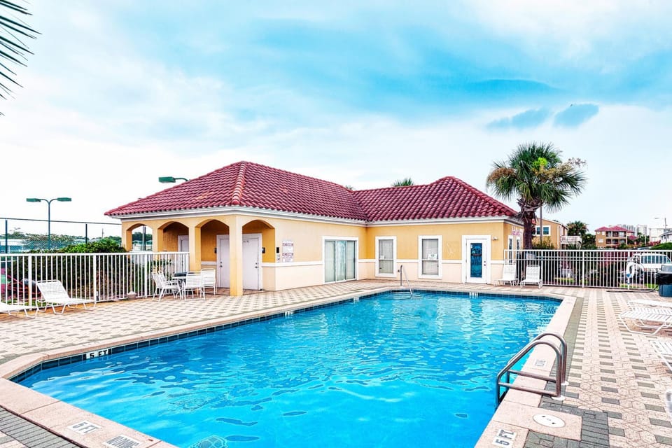 Beautiful condo with easy beach access pool tennis courtyard view & W&D House in Miramar Beach