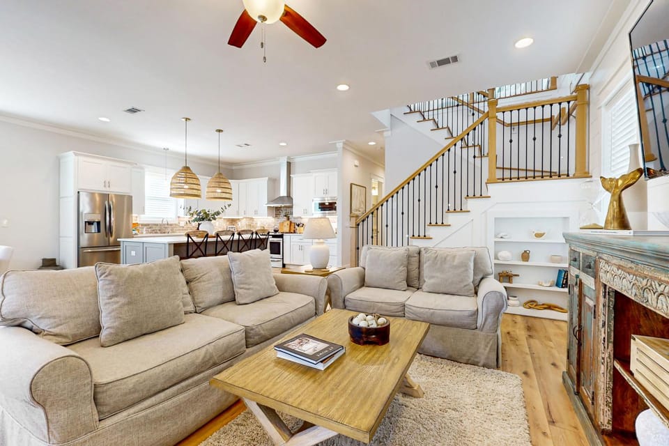 Gorgeous coastal home with shared pools golf cart and beach access House in Miramar Beach