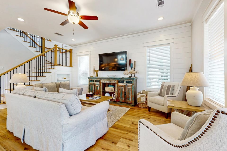 Gorgeous coastal home with shared pools golf cart and beach access House in Miramar Beach