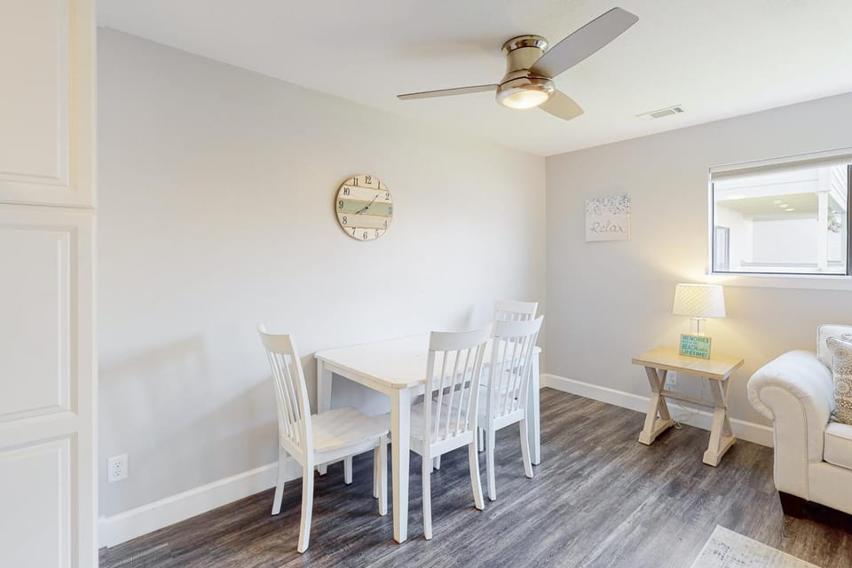 Ground-floor condo near beach with WiFi central ac patio & onsite pool tennis House in Miramar Beach
