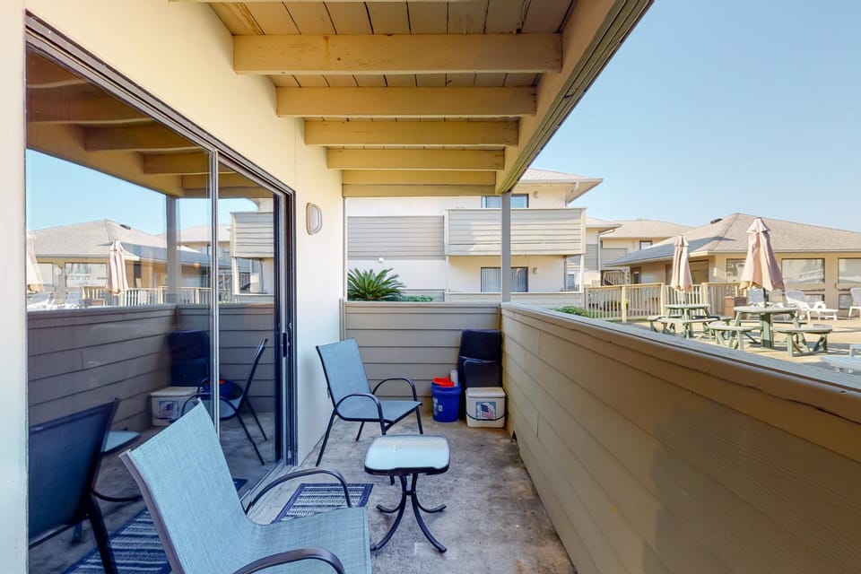Ground-floor condo near beach with WiFi central ac patio & onsite pool tennis House in Miramar Beach
