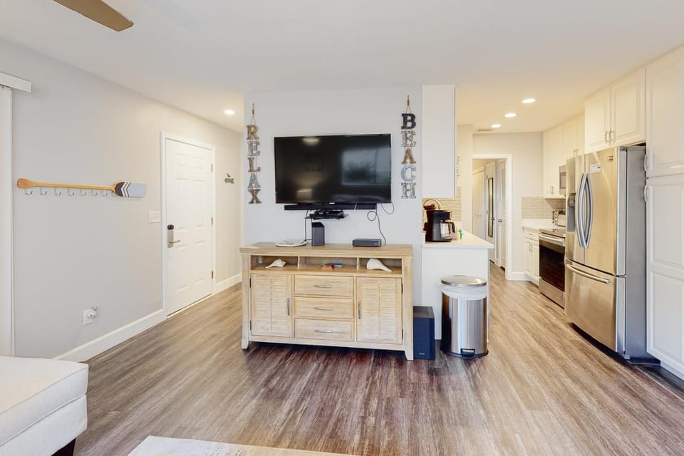 Ground-floor condo near beach with WiFi central ac patio & onsite pool tennis House in Miramar Beach