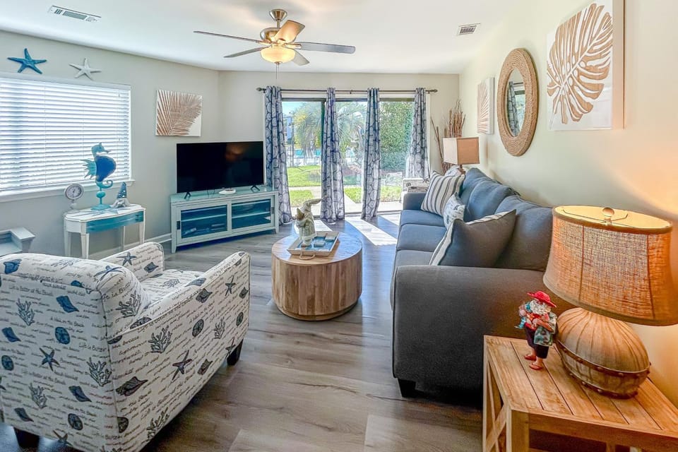 Ground Floor Condo with Onsite Pool View & Access Patio Central AC & WiFi House in Miramar Beach