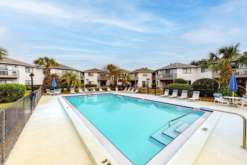 Ground Floor Condo with Onsite Pool View & Access Patio Central AC & WiFi House in Miramar Beach