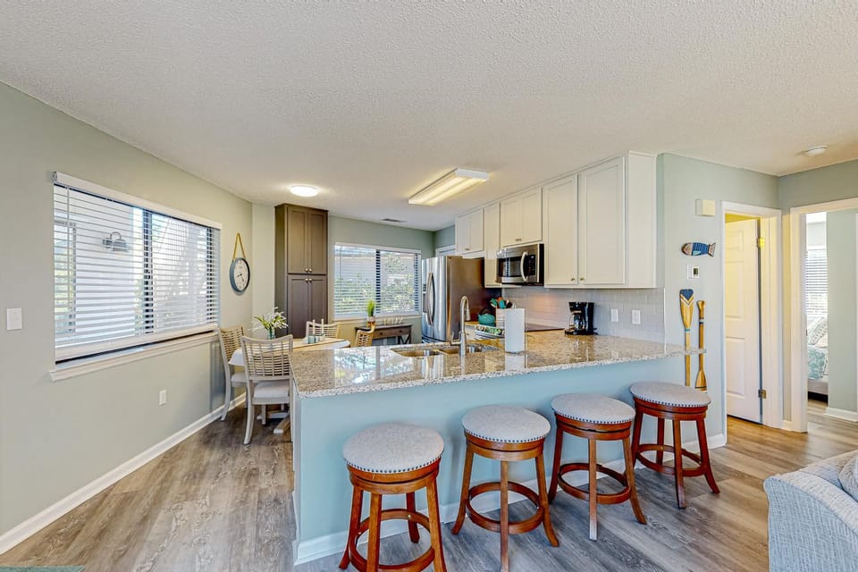 Coastal condo with a pool patio washer&dryer & central AC - easy beach access House in Miramar Beach