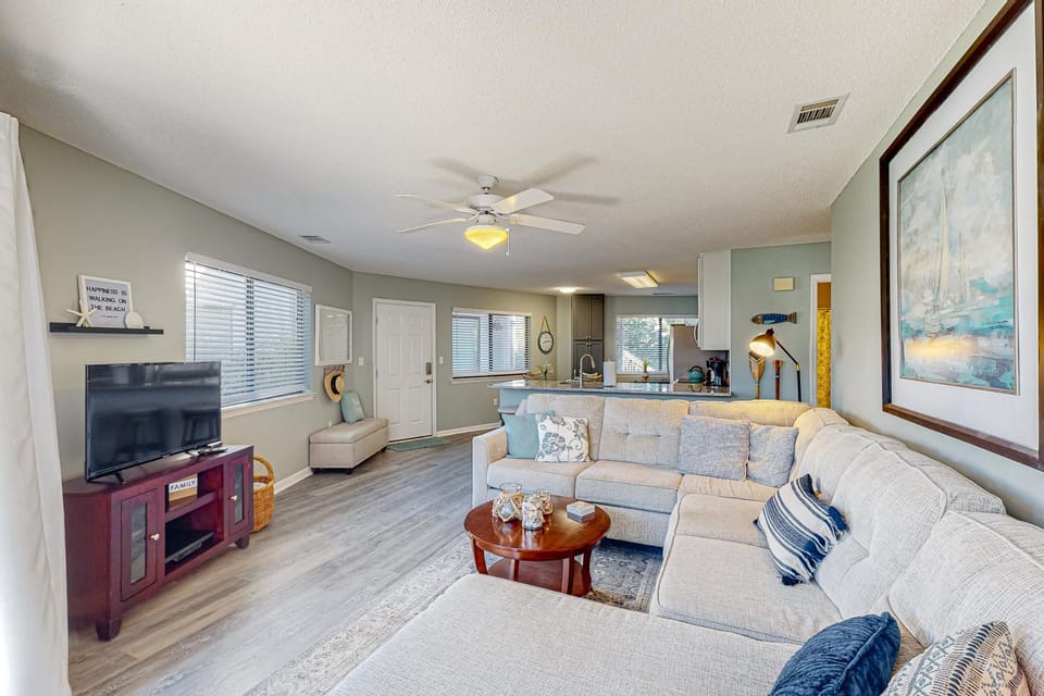 Coastal condo with a pool patio washer&dryer & central AC - easy beach access House in Miramar Beach