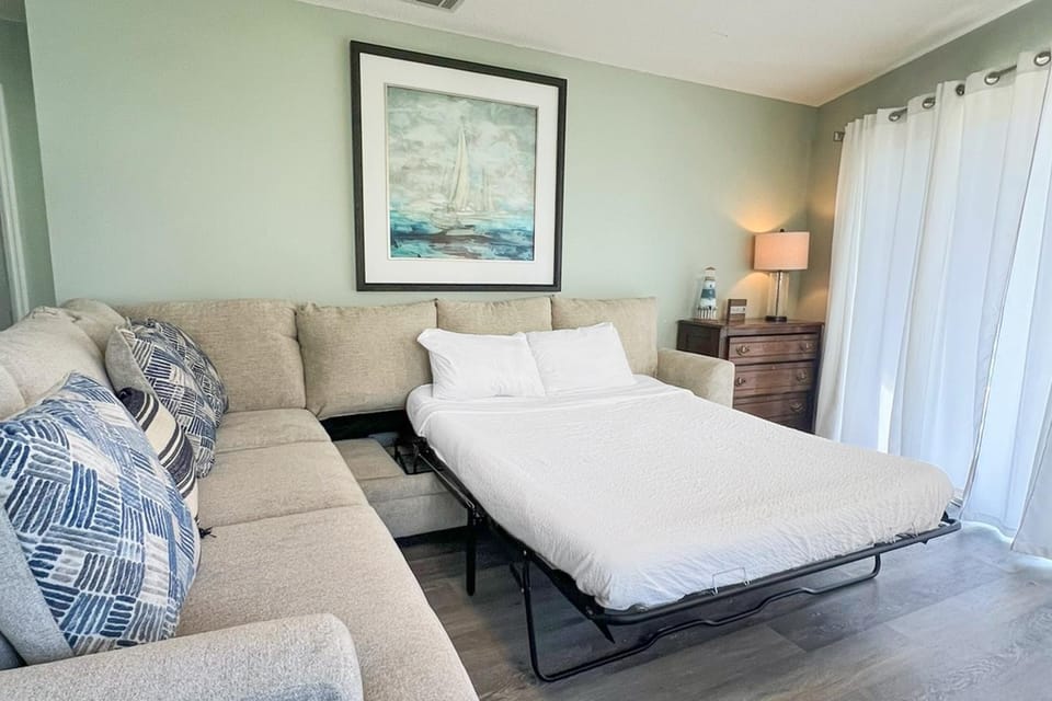 Coastal condo with a pool patio washer&dryer & central AC - easy beach access House in Miramar Beach