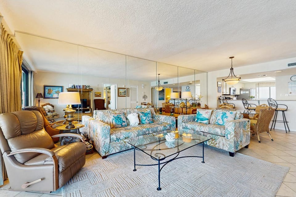Gulf-view resort condo with pools hot tubs balcony WiFi W&D & AC House in Miramar Beach