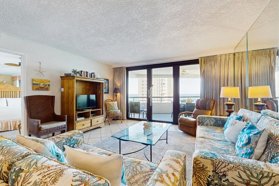 Gulf-view resort condo with pools hot tubs balcony WiFi W&D & AC House in Miramar Beach