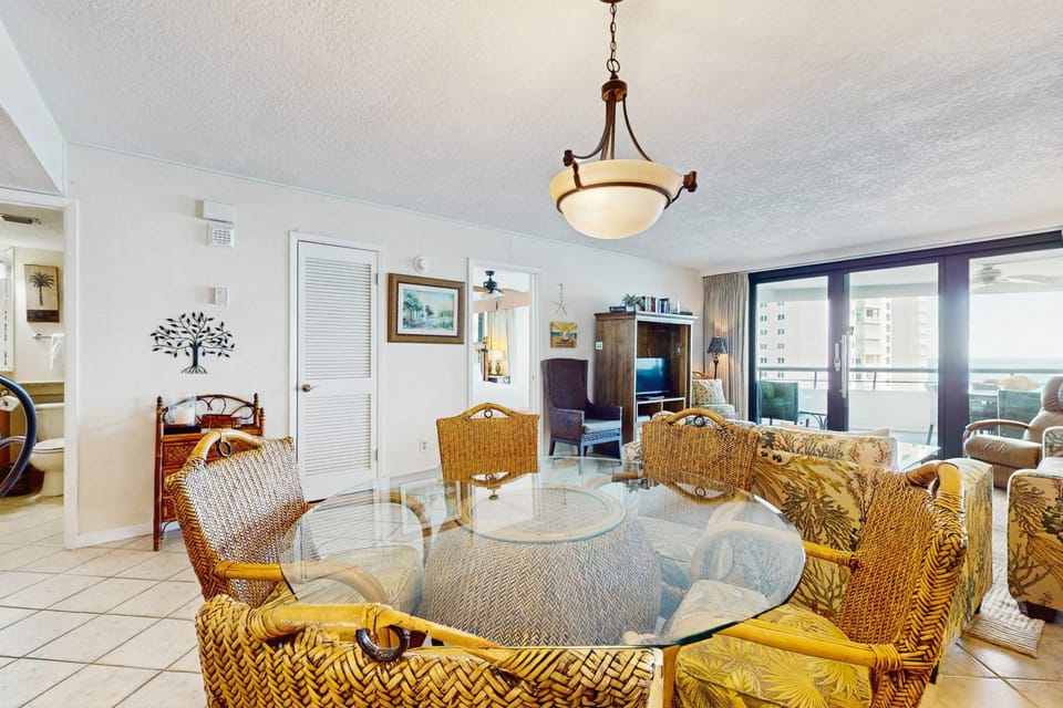 Gulf-view resort condo with pools hot tubs balcony WiFi W&D & AC House in Miramar Beach