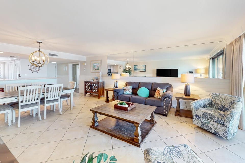 Oceanfront gem with pool gym hot tub AC W&D & beach-view balcony House in Miramar Beach