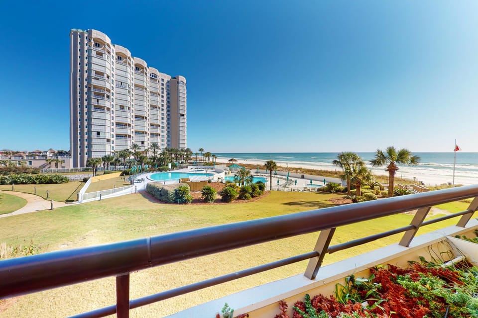 Oceanfront gem with pool gym hot tub AC W&D & beach-view balcony House in Miramar Beach