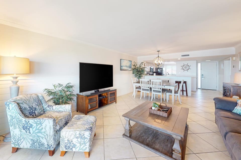 Oceanfront gem with pool gym hot tub AC W&D & beach-view balcony House in Miramar Beach