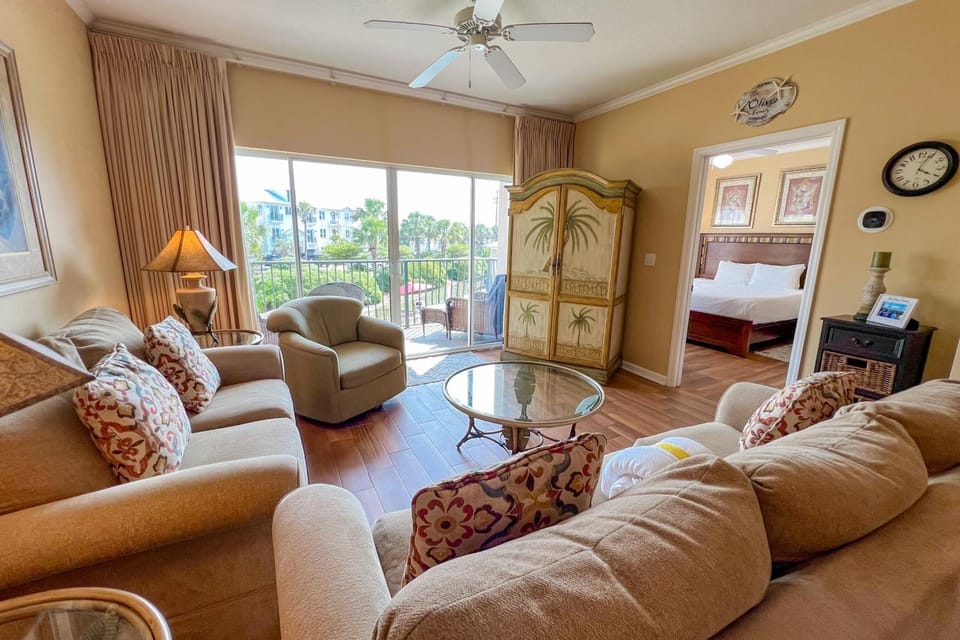 Dog-friendly condo with pool hot tub private balcony AC & washer&dryer House in Miramar Beach