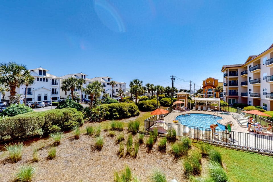 Dog-friendly condo with pool hot tub private balcony AC & washer&dryer House in Miramar Beach