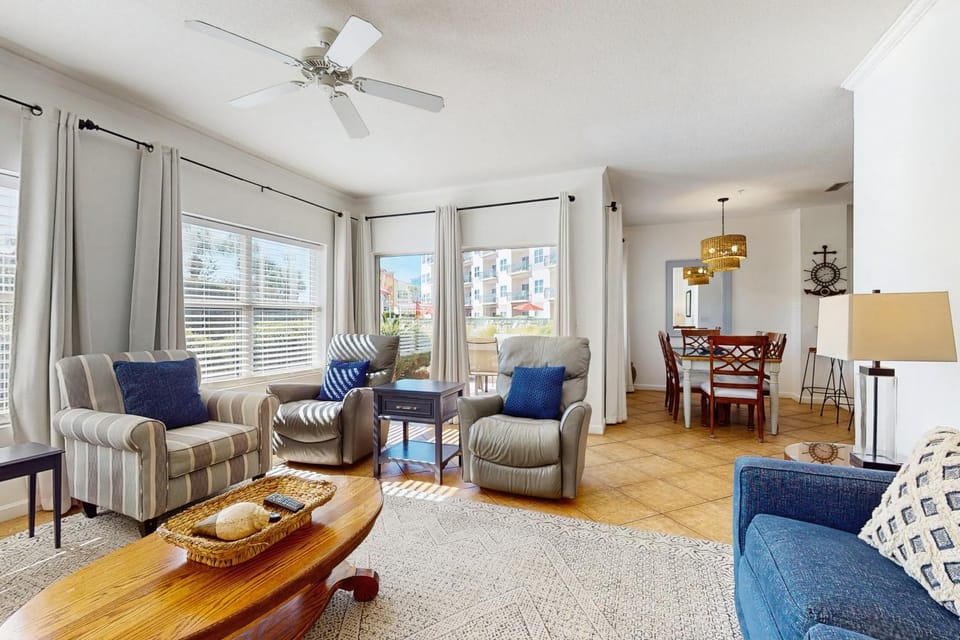 Comfortable ground floor condo with pool & hot tub access W&D WiFi and AC House in Miramar Beach