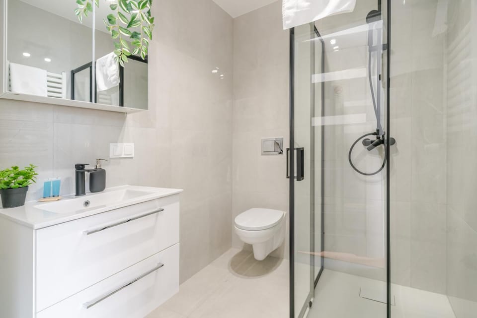 Shower, Toilet, Bathroom, towels