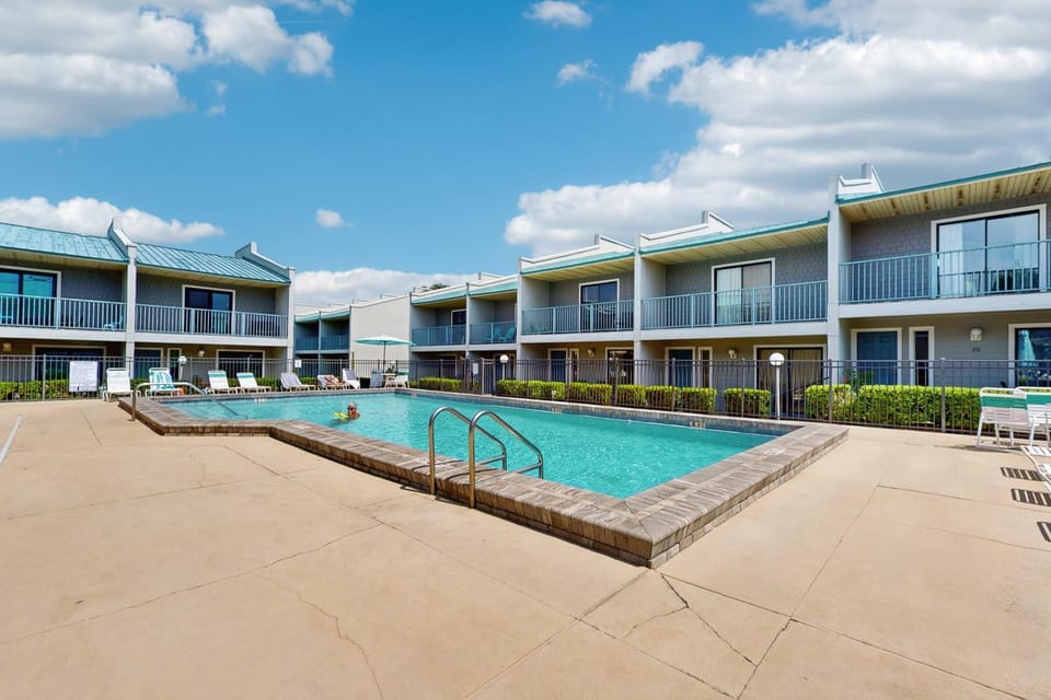 2-story townhouse with 2 balconies & patios pool access fast WiFi AC House in Miramar Beach