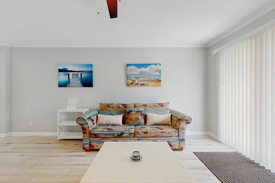 2-story townhouse with 2 balconies & patios pool access fast WiFi AC House in Miramar Beach
