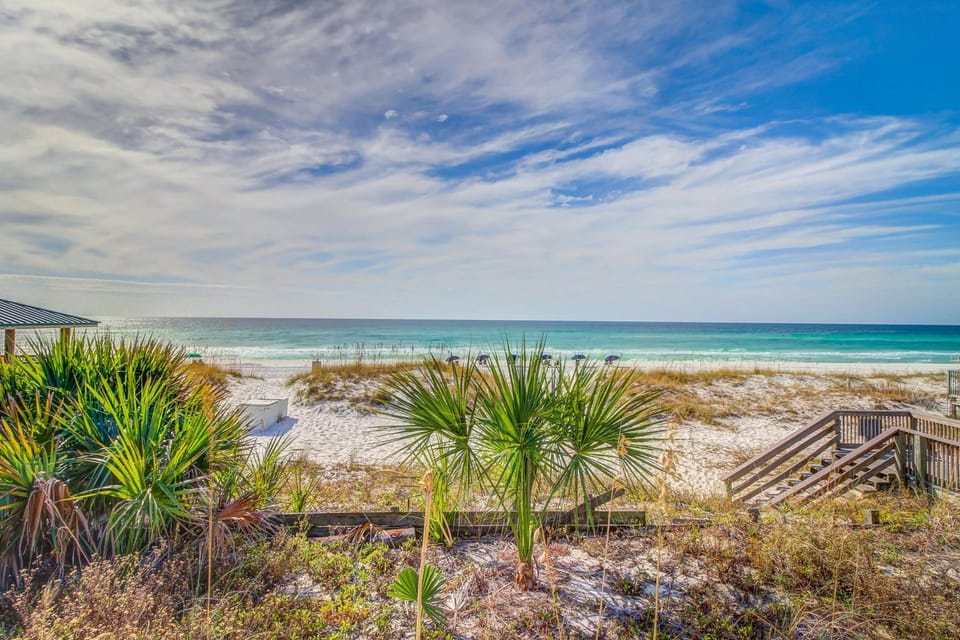 2-story townhouse with 2 balconies & patios pool access fast WiFi AC House in Miramar Beach