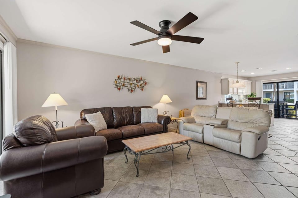 Gulf Winds 28 Paradise condo with pool access private balcony and patio House in Miramar Beach