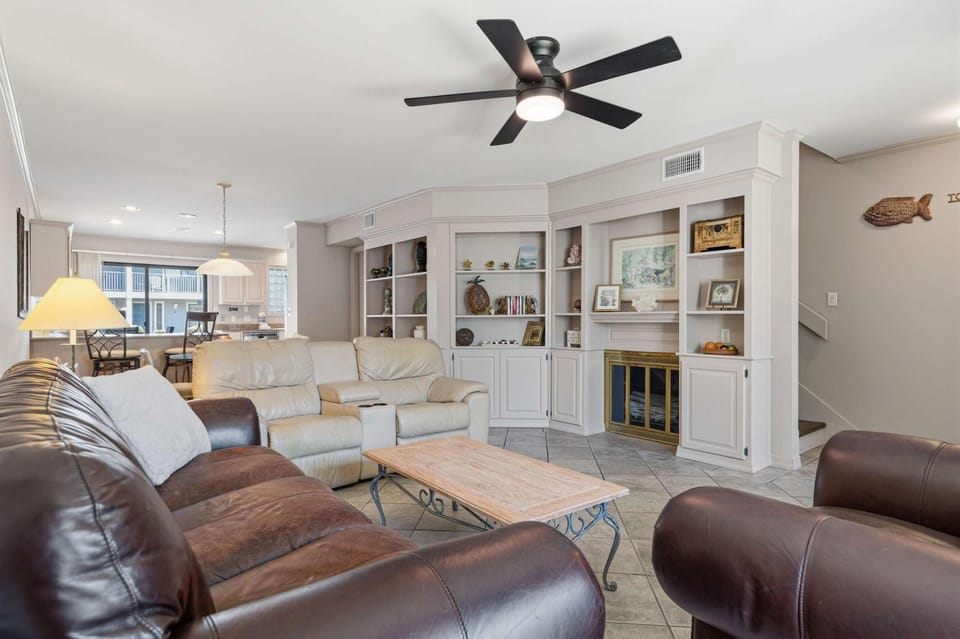 Gulf Winds 28 Paradise condo with pool access private balcony and patio House in Miramar Beach