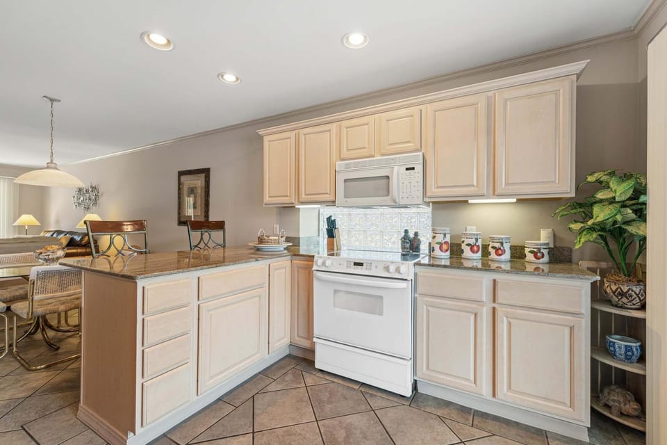 Gulf Winds 28 Paradise condo with pool access private balcony and patio House in Miramar Beach