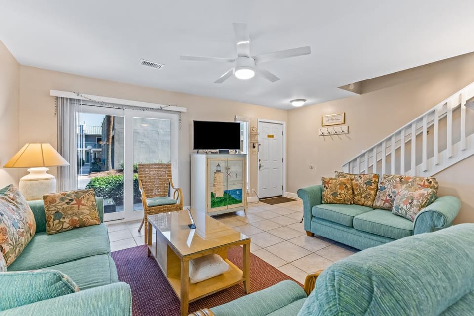 Family-friendly townhouse with shared pool partial ocean view & high-speed WiFi House in Miramar Beach