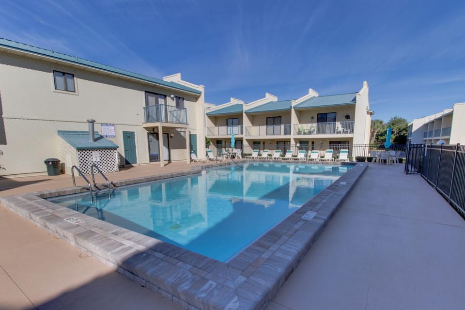 Family-friendly townhouse with shared pool partial ocean view & high-speed WiFi House in Miramar Beach