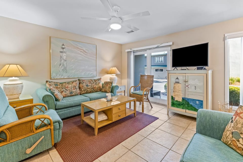 Family-friendly townhouse with shared pool partial ocean view & high-speed WiFi House in Miramar Beach