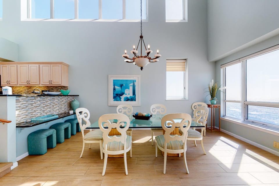 Cozy open unit steps to the beach convenient to dining House in Miramar Beach