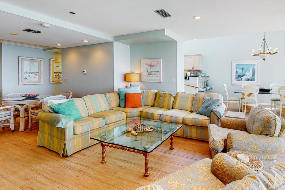 Cozy open unit steps to the beach convenient to dining House in Miramar Beach