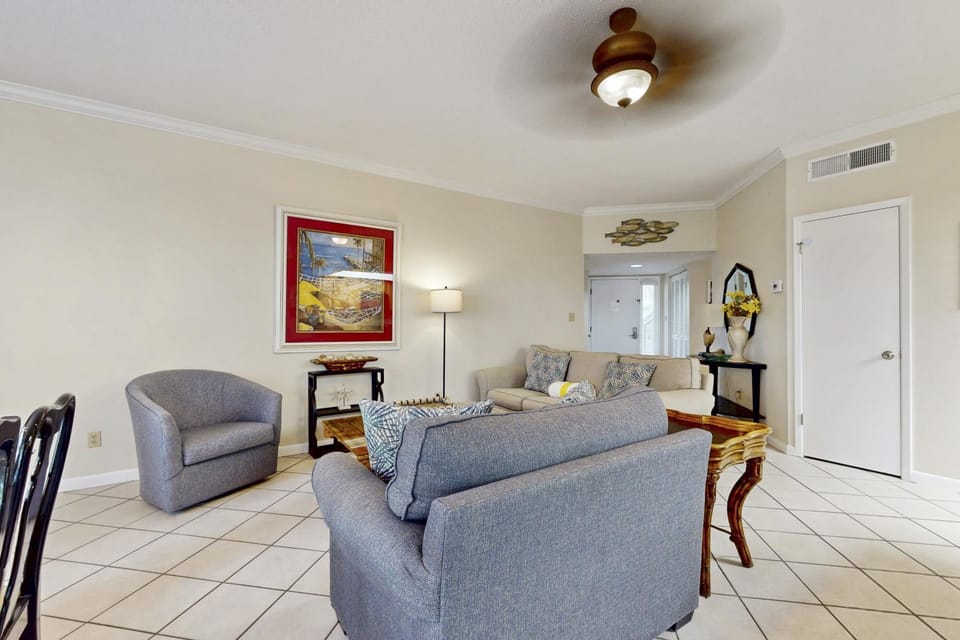 Modern Resort Home with Shared Hot Tub Pool Free WiFi and Beach Access House in Miramar Beach