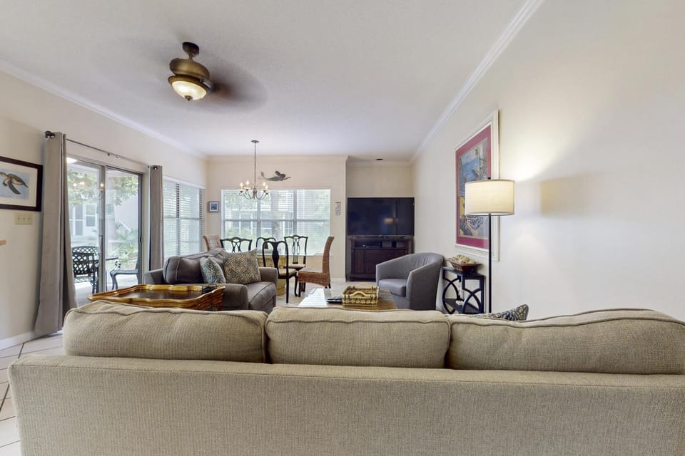 Modern Resort Home with Shared Hot Tub Pool Free WiFi and Beach Access House in Miramar Beach