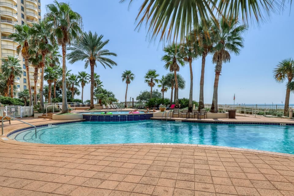 Gorgeous cozy beachfront condo with pool pool spa & beach access House in Perdido Key