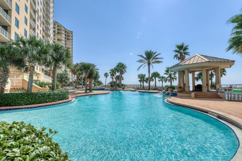 Gorgeous cozy beachfront condo with pool pool spa & beach access House in Perdido Key