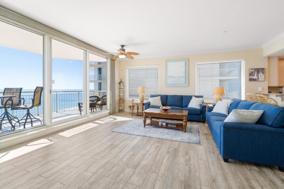 Gorgeous cozy beachfront condo with pool pool spa & beach access House in Perdido Key