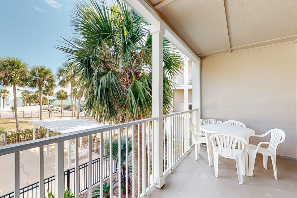 Sunny condo with pool hot tub pool views balcony & AC House in Perdido Key
