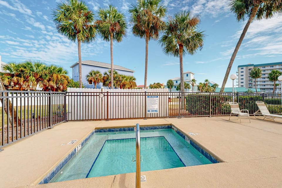 Sunny condo with pool hot tub pool views balcony & AC House in Perdido Key