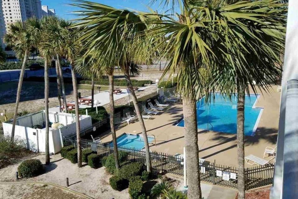 Cozy top-floor beachfront condo with pool pool spa & beach access House in Perdido Key
