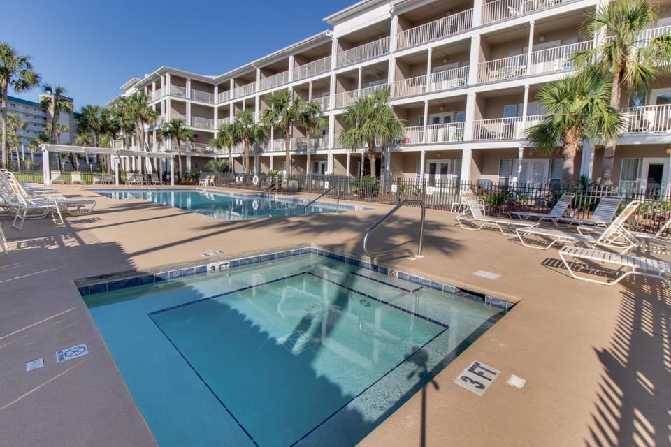 Cozy top-floor beachfront condo with pool pool spa & beach access House in Perdido Key
