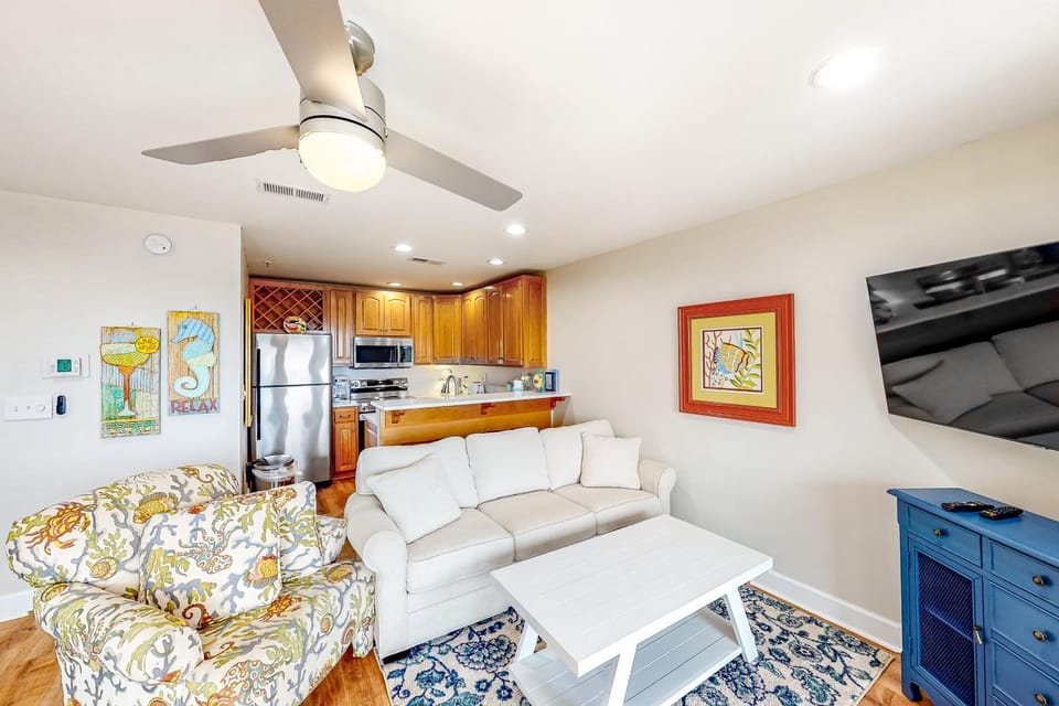 Cozy top-floor beachfront condo with pool pool spa & beach access House in Perdido Key