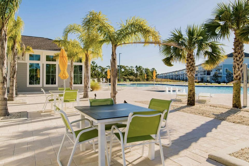 Pretty townhome with pools & hot tub - less than half-mile to beach Villa in Perdido Key