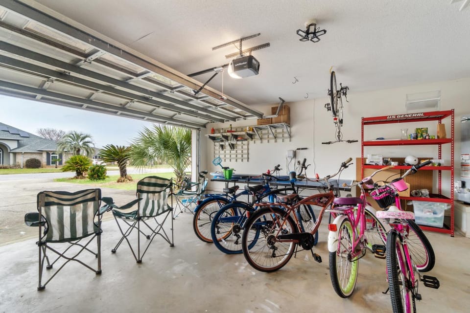 Tropic stay with large outdoor pool bikes AC & pool table - snowbird-friendly House in Alabama