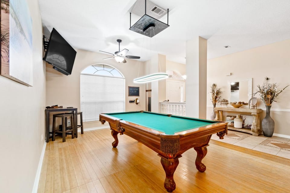 Tropic stay with large outdoor pool bikes AC & pool table - snowbird-friendly House in Alabama
