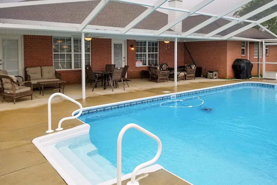 Tropic stay with large outdoor pool bikes AC & pool table - snowbird-friendly House in Alabama
