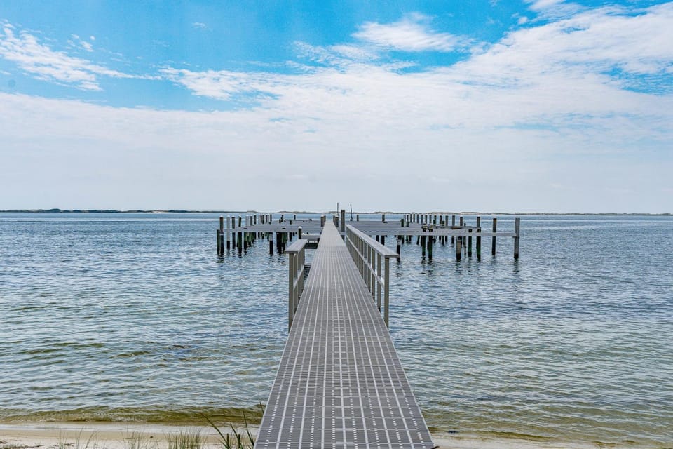 Waterfront condo with beach access pools balcony central AC & W&D House in Perdido Key